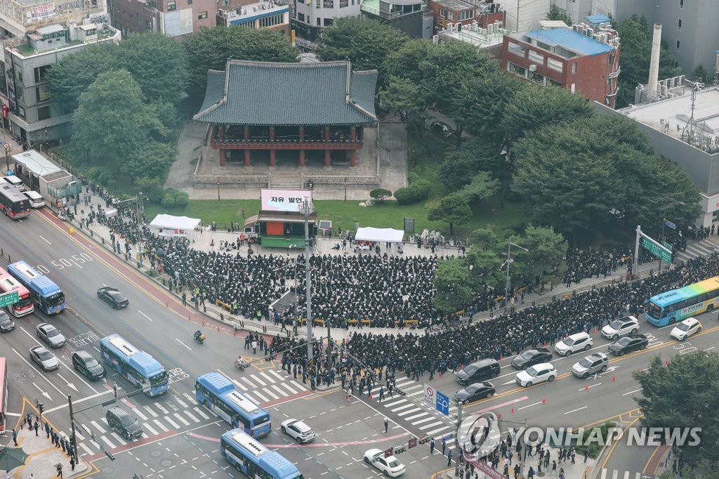 모닝콜·과일제공 요구하고 욕설·폭행…'교권침해' 고충 분출