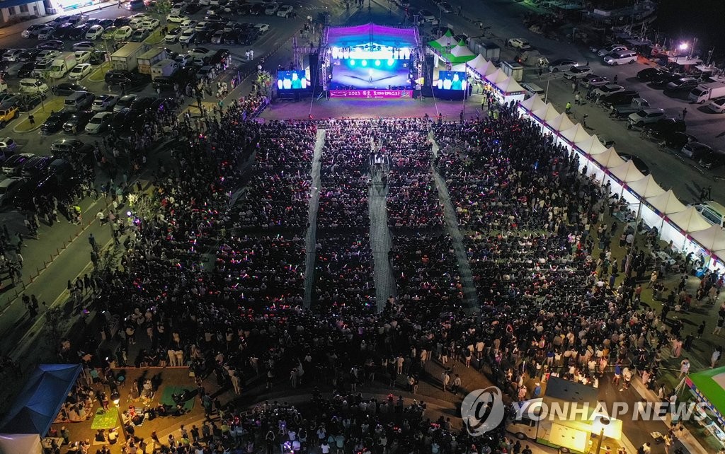 한여름 밤의 도깨비 축제 '묵호 도째비 페스타' 6만명 몰려