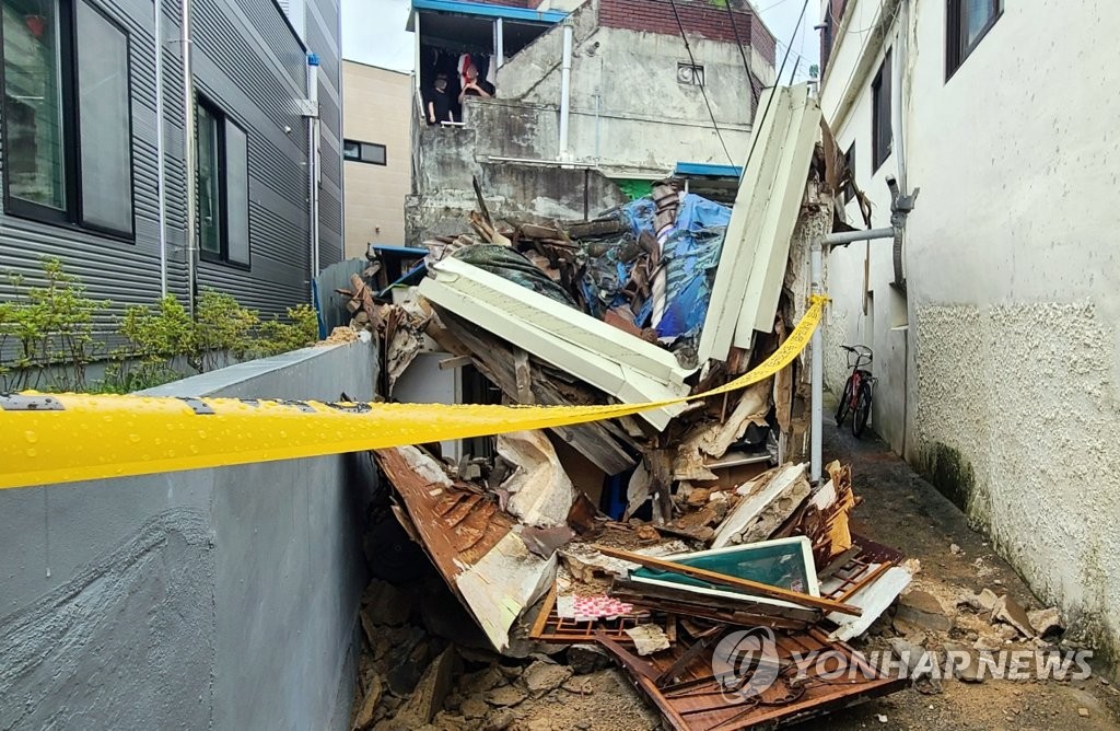 광주 한 불법 주택 지붕 무너져…인명피해 없어(종합)