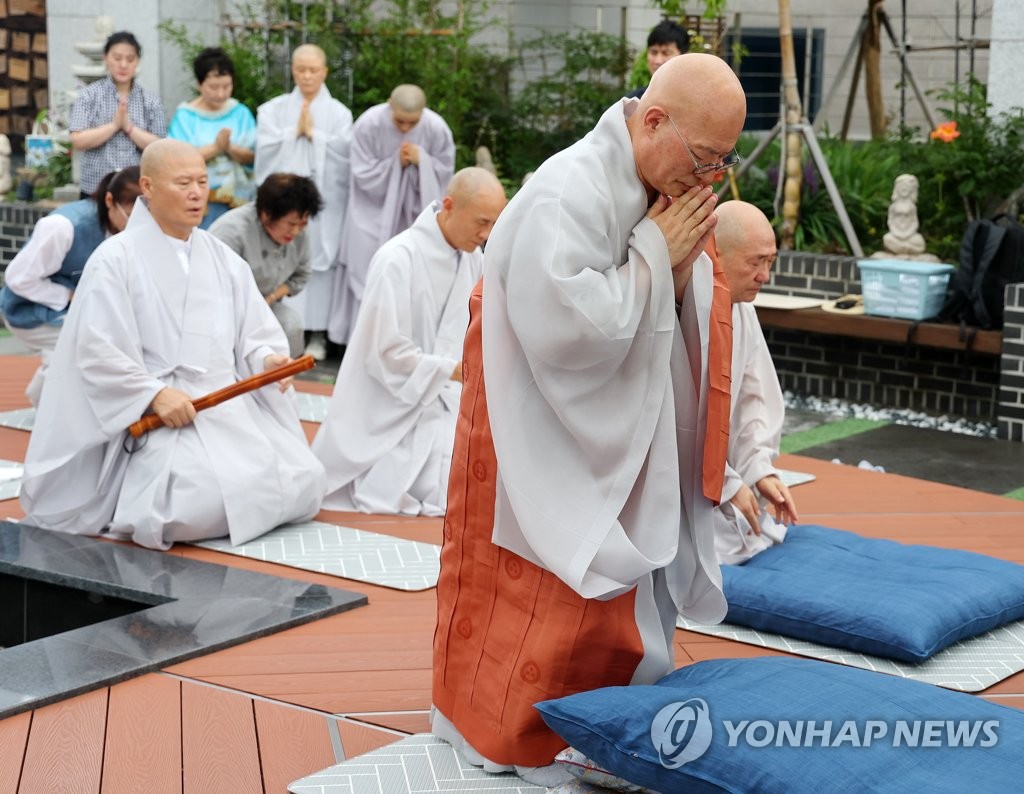 조계종 총무원장 진우스님 부산서 108배하며 엑스포 유치 기원