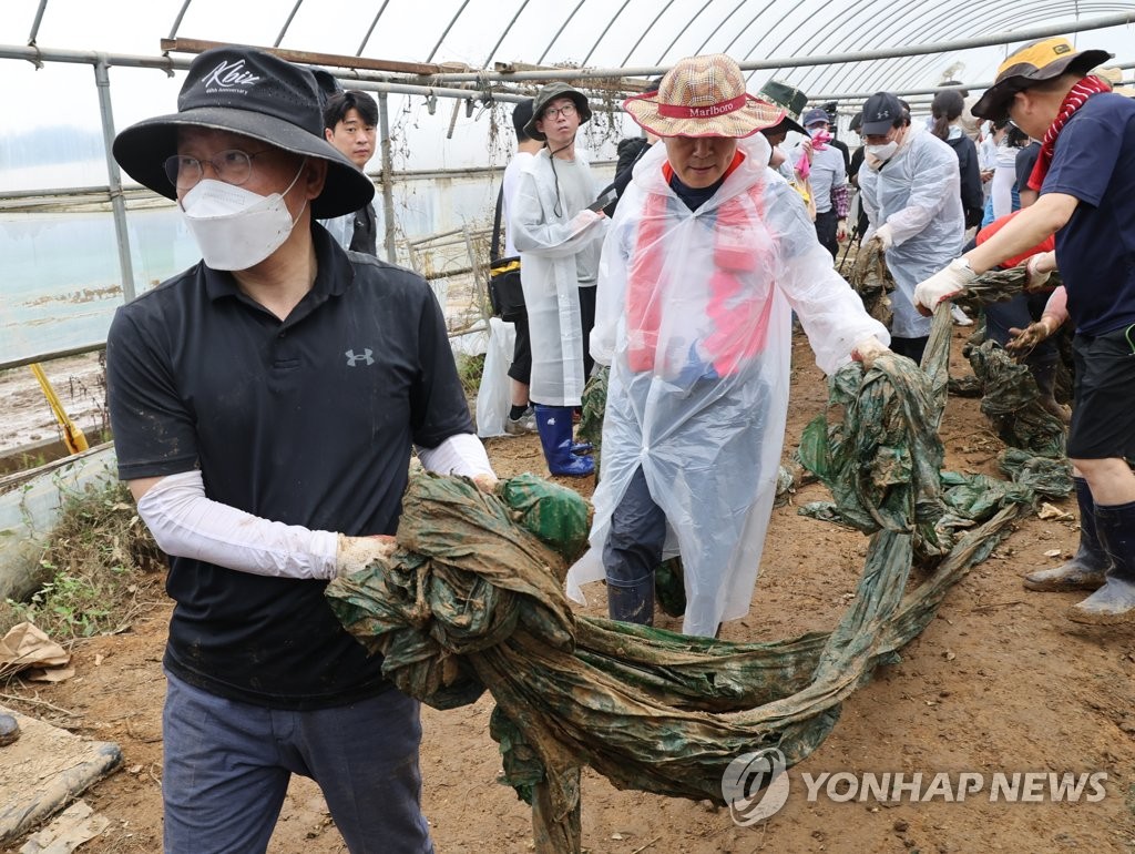 비닐하우스 수해복구 나선 與 "피해 심각…예산지원 챙기겠다"(종합)