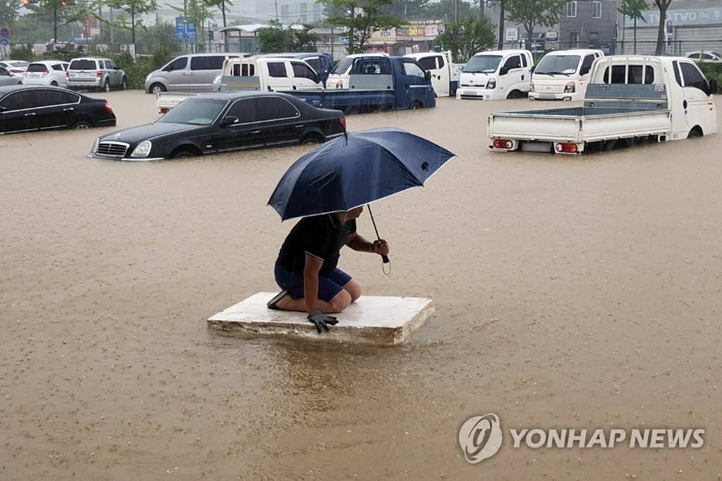 강약 반복하며 장맛비…대부분 지역 낮 체감기온 33도 넘어