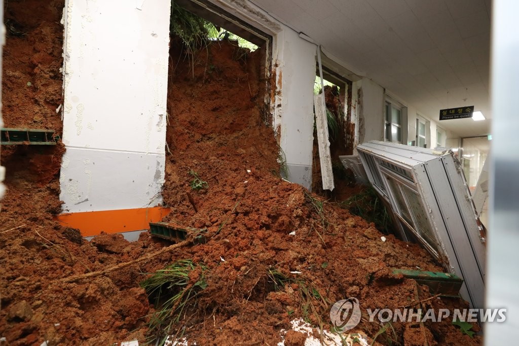 "하마터면 큰일 날 뻔" 새벽 시간 나주 중학교 덮친 토사