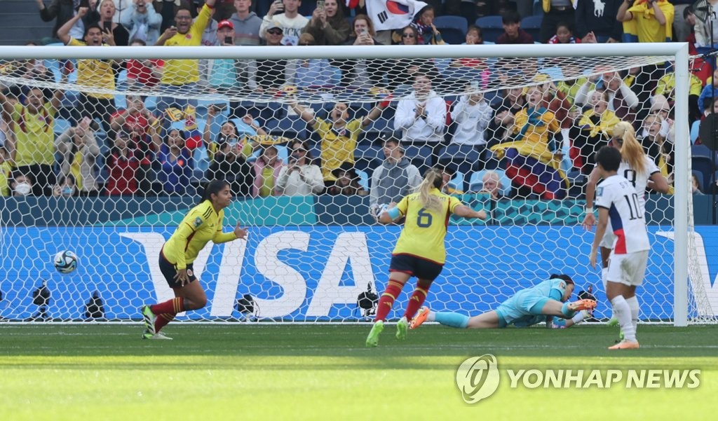 한국 여자축구, 월드컵 첫 경기 전반 콜롬비아에 0-2로 밀려