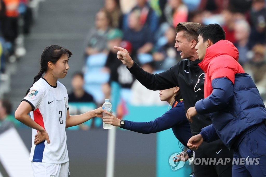 [여자월드컵] 애국가 부르는 이방인 감독도 한국 여자축구 '체력'엔 아쉬움