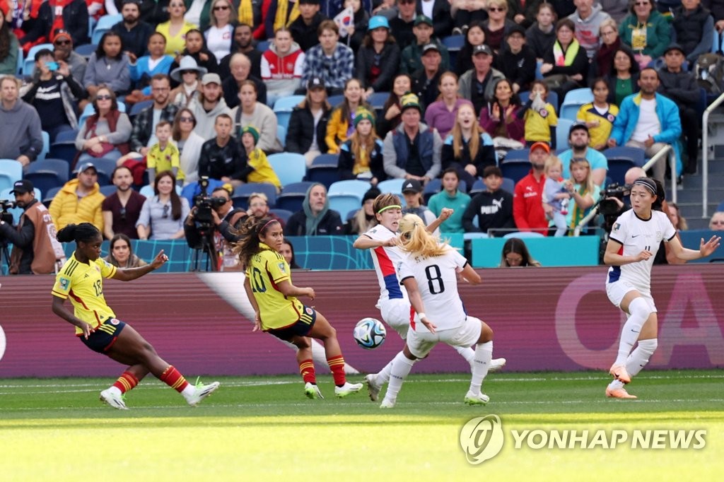 [여자월드컵] 애국가 부르는 이방인 감독도 한국 여자축구 '체력'엔 아쉬움