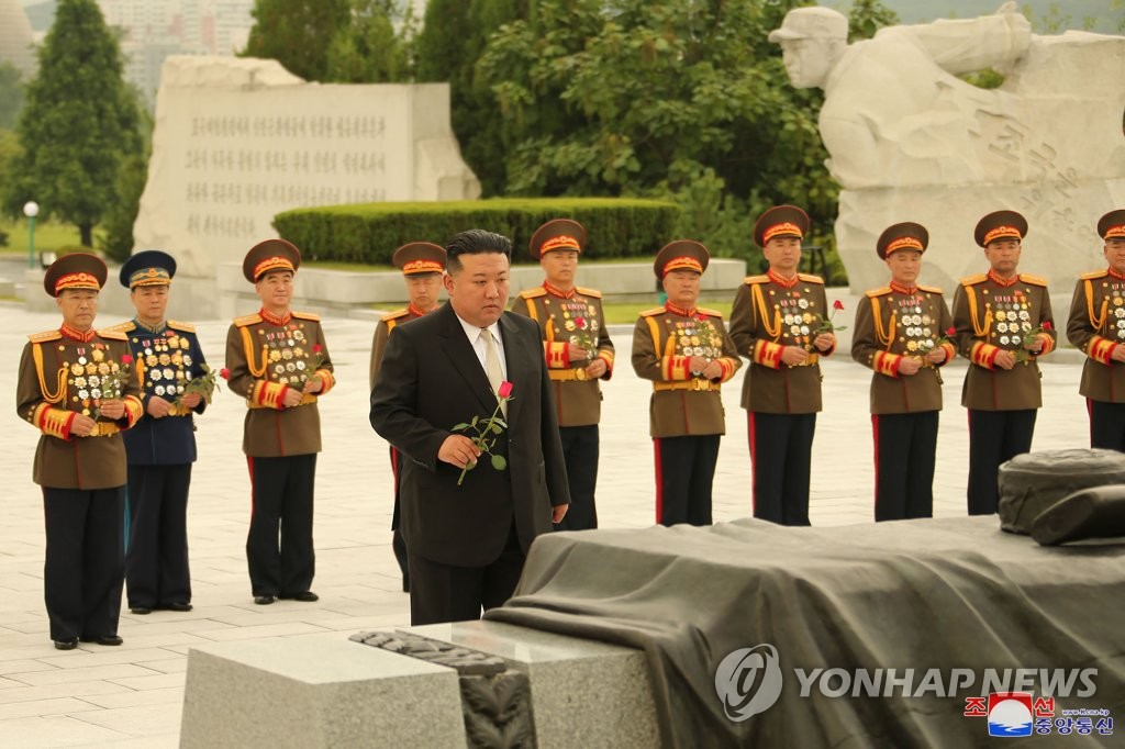 [평양컷] 김정은, 정전일 앞두고 열사묘·중국군묘 참배