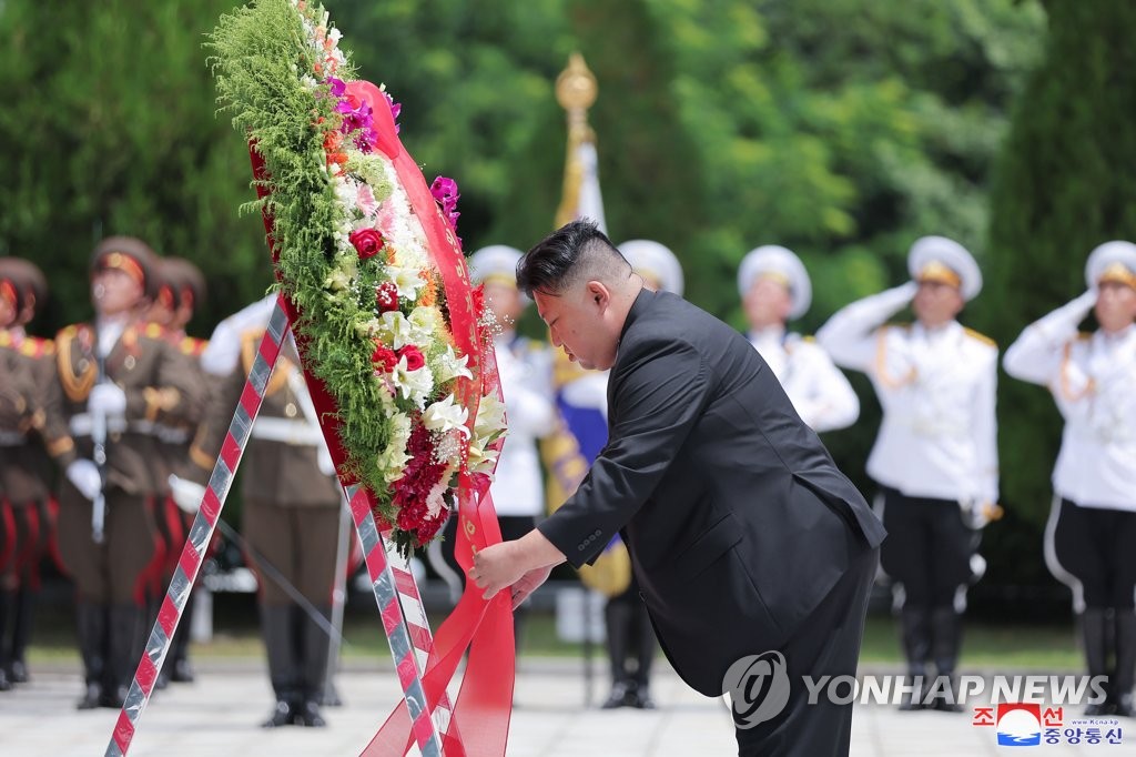 [고침] 정치(김정은, 전승절 맞아 열사묘·중국군묘 참배…)