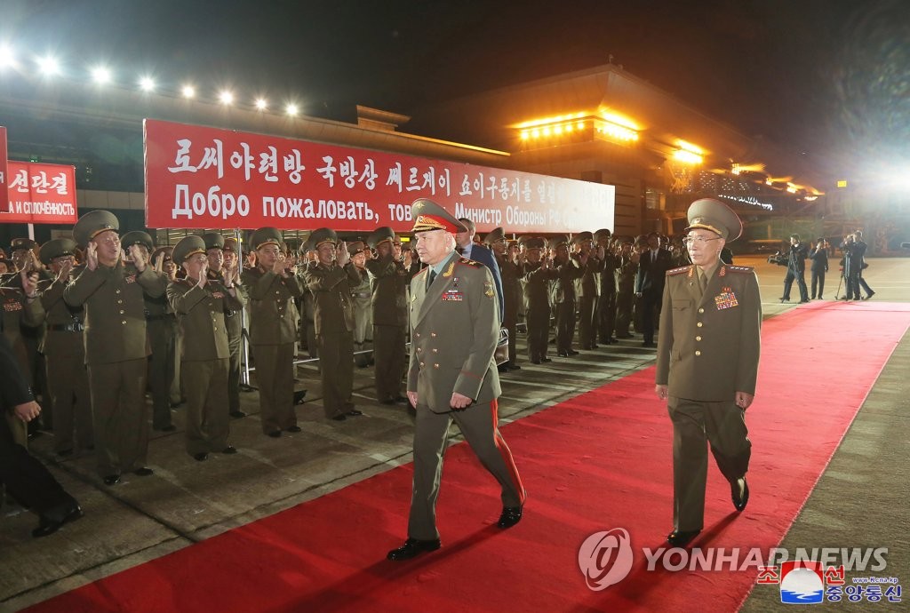 김정은, 러시아 국방장관 접견…"국방 관심사 논의해 의견일치"