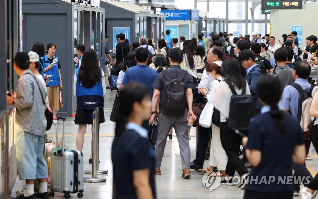 "하루종일 왜이래"…1호선·KTX 연쇄 지연에 퇴근길 혼란(종합)