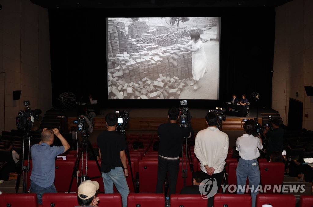 정전협정 체결일에 교과서 나른 아이들…전후 재건사업 영상