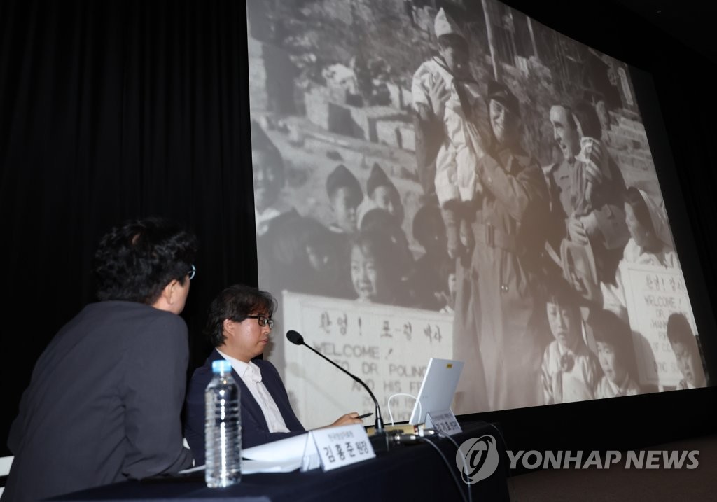 정전협정 체결일에 교과서 나른 아이들…전후 재건사업 영상