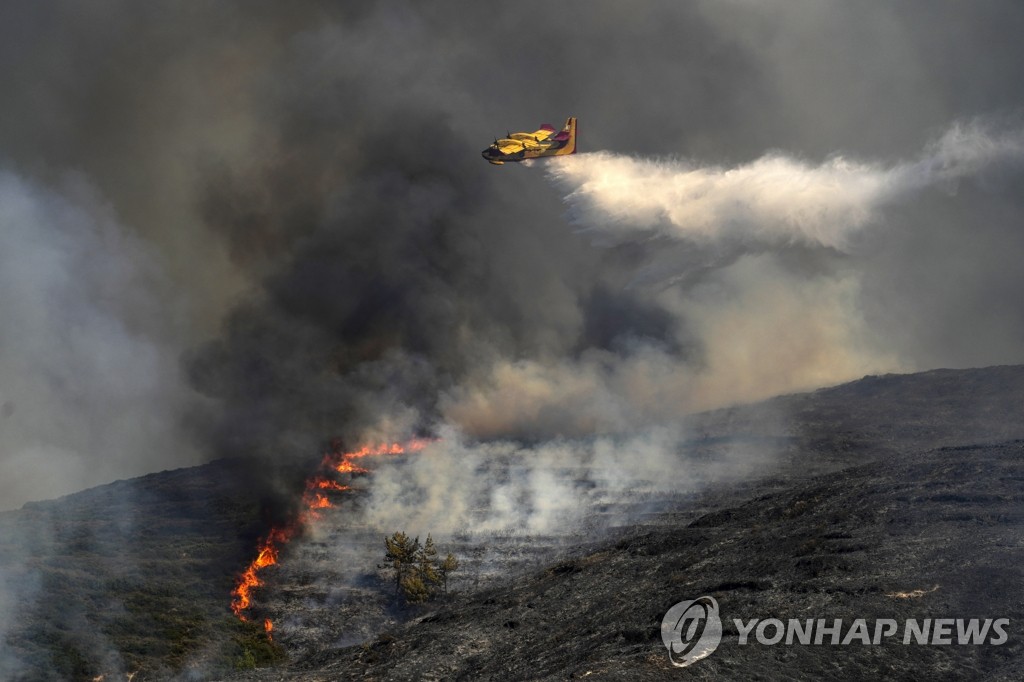 거대 산불 휩싸인 그리스·이탈리아서 인명피해 속출