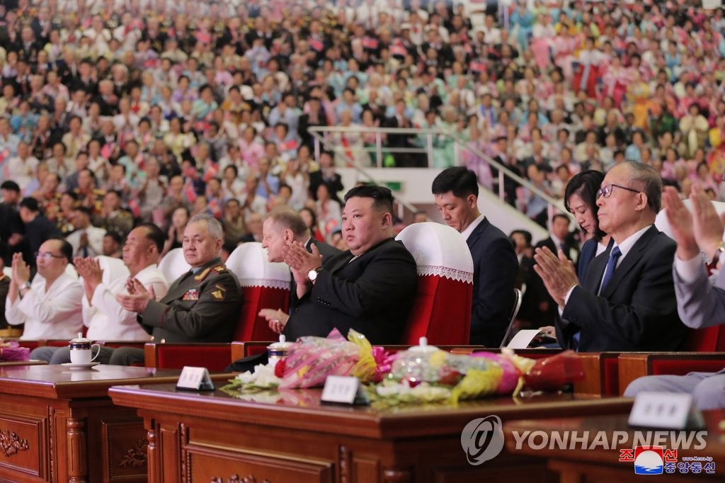 김정은, 중국·러시아 방문단과 나란히 '전승절' 기념공연 관람