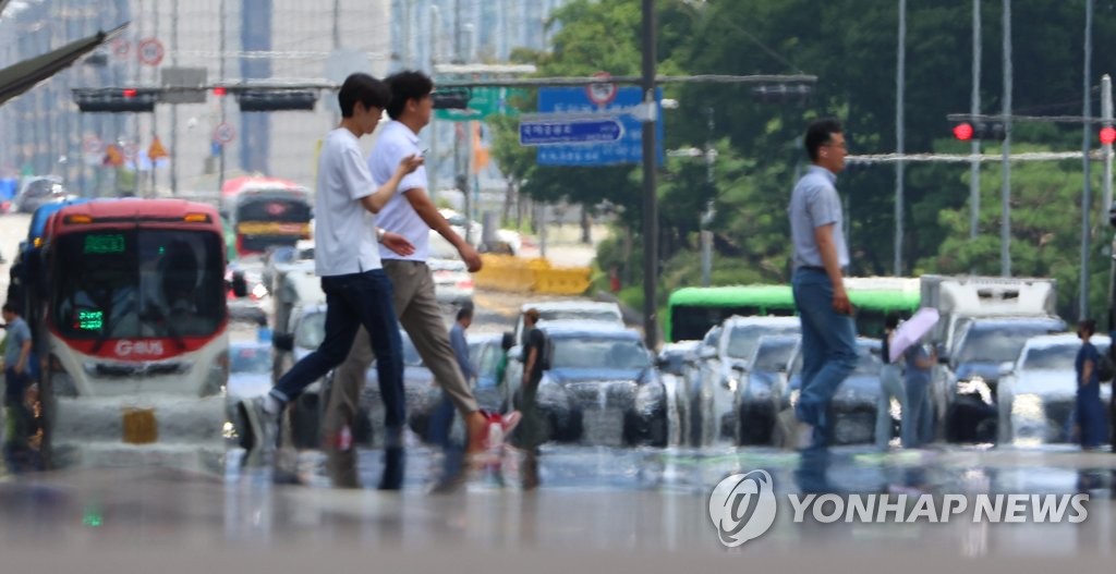 전국 무더위 기승…낮 최고 36도