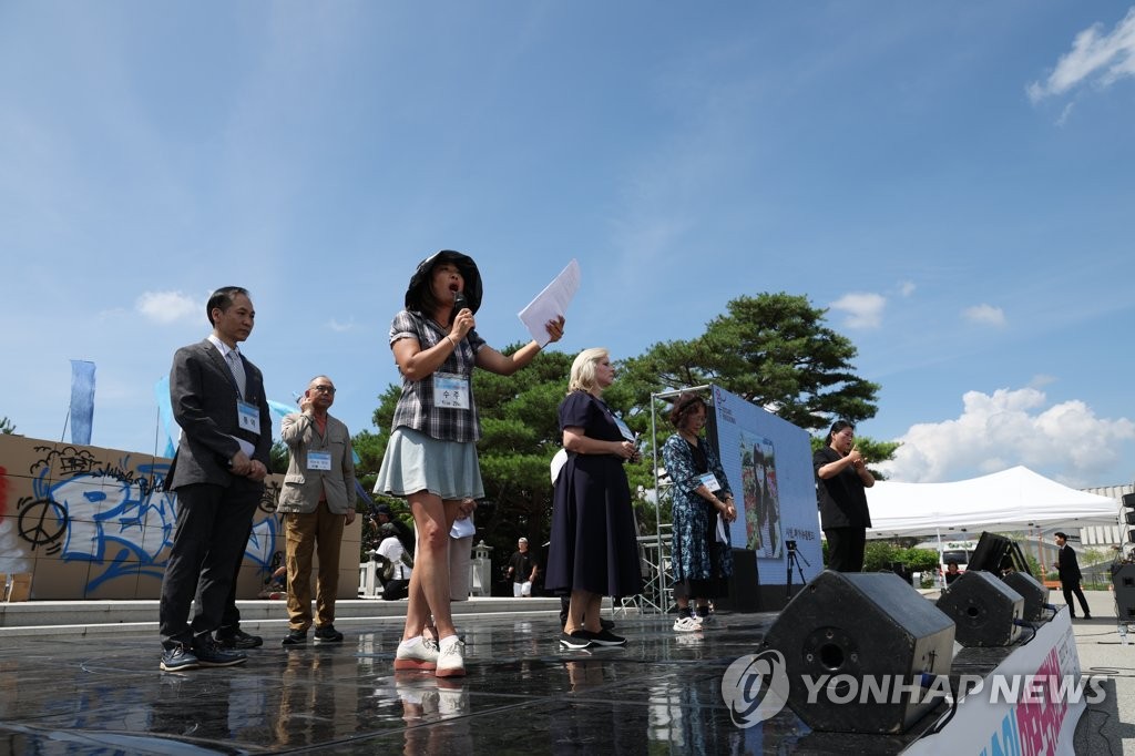 "한반도에 안정적인 평화를"…임진각서 난장 벌인 세계예술인들