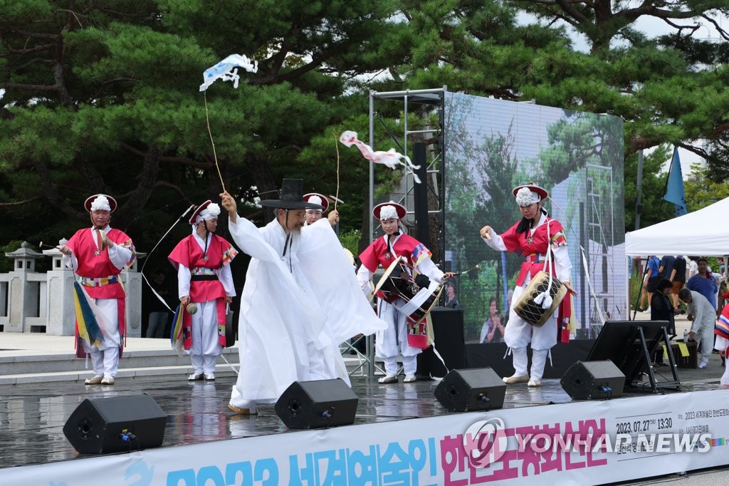 "한반도에 안정적인 평화를"…임진각서 난장 벌인 세계예술인들