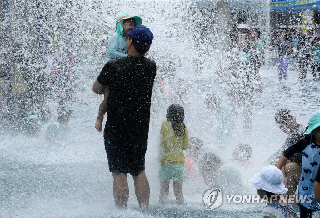 전국 무더위 속 곳곳 소나기…체감온도 3메이저카지노 내외