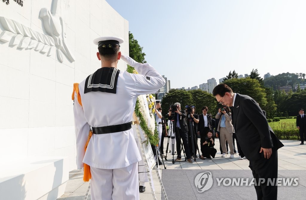 尹 "유엔군 희생이 자유 초석"…현직 첫 유엔군위령탑 참배(종합2보)