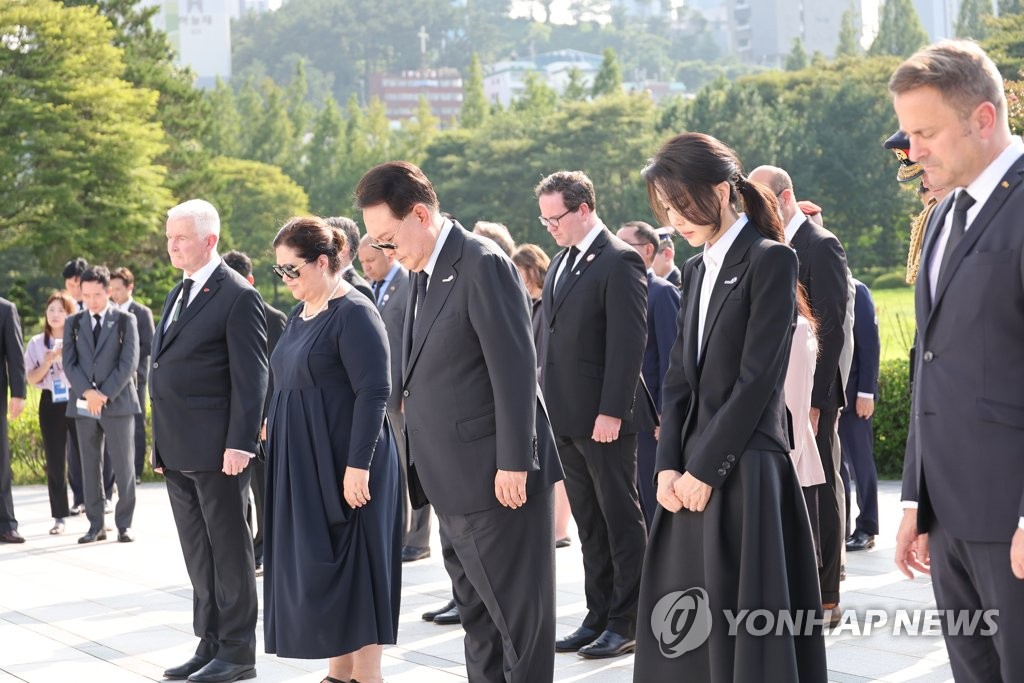 尹 "유엔군 희생이 자유 초석"…현직 첫 유엔군위령탑 참배(종합2보)