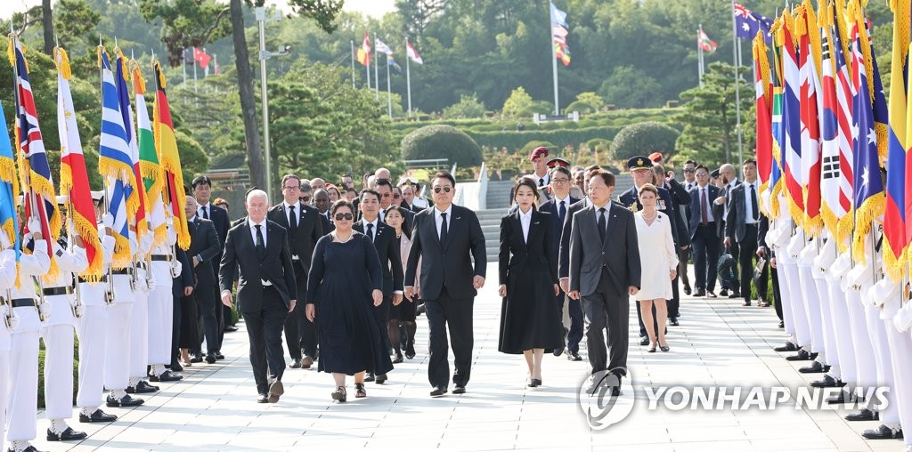 尹 "유엔군 희생이 자유 초석"…현직 첫 유엔군위령탑 참배(종합2보)