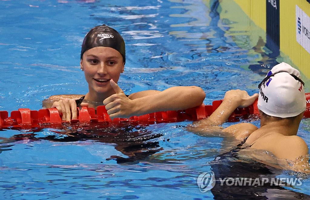 '16세 수영천재' 매킨토시, 세계선수권 여자 접영 200ｍ 2연패