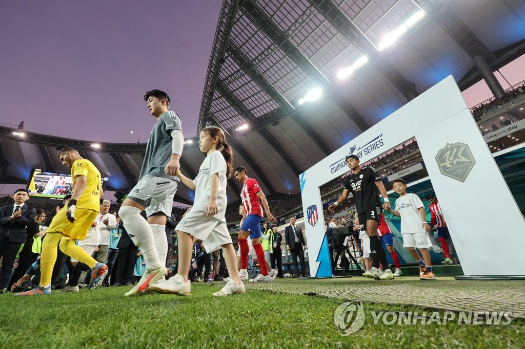 폭염도 뚫은 축구 열기…팀 K리그 vs ATM 대결에 들썩인 상암벌