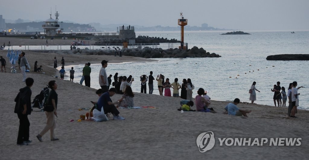 '숨막히는 무더위' 강릉 8일째 열대야…밤에도 최저 27도