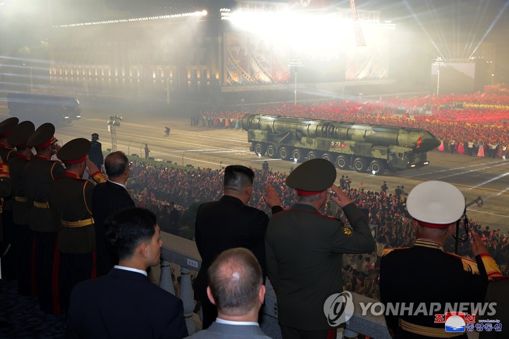 열병식 주석단에 북중러 '화기애애'…김정은, 애국가에 눈시울(종합)