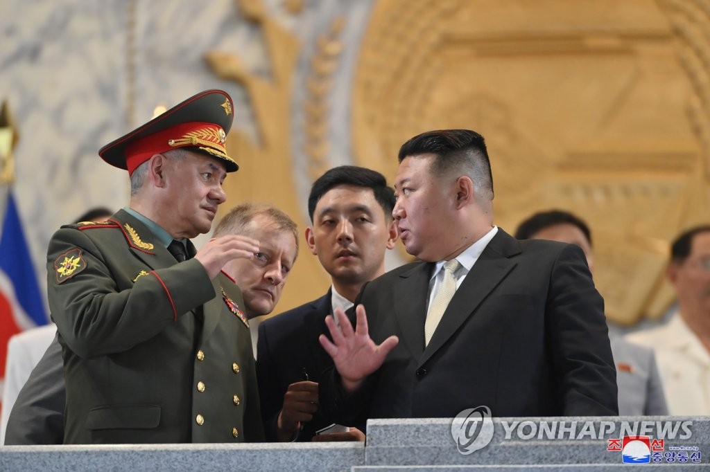 열병식 주석단에 북중러 '화기애애'…김정은, 애국가에 눈시울(종합)