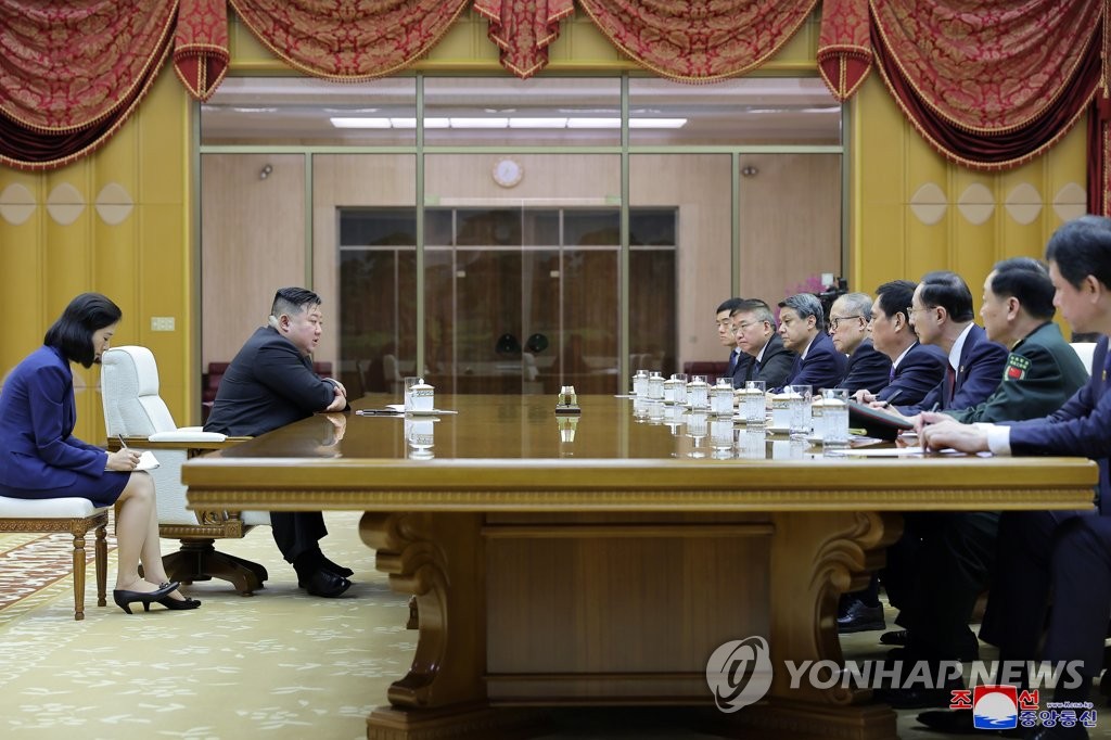 김정은, 中대표단 접견…北 "북중 협력해 국제정세 주동적 대처"(종합2보)