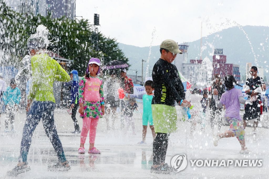 무더위 절정…전국 해수욕장·축제장 피서객 '인산인해'