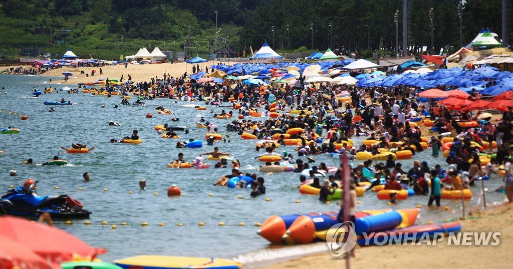 '피서 절정' 강원 동해안 해수욕장 주말 100만명 '풍덩'