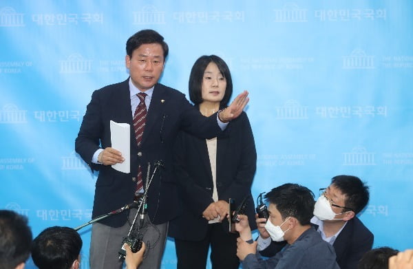 지난 2020년 5월 29일, 윤미향 당시 더불어민주당 당선인이 국회 소통관에서 정의기억연대(정의연) 활동 기간에 불거진 부정 의혹 등에 대한 입장을 발표한 뒤 기자들의 질문에 답변하는 가운데 송갑석 더불어민주당 대변인이 질문을 정리하고 있다./사진=연합뉴스