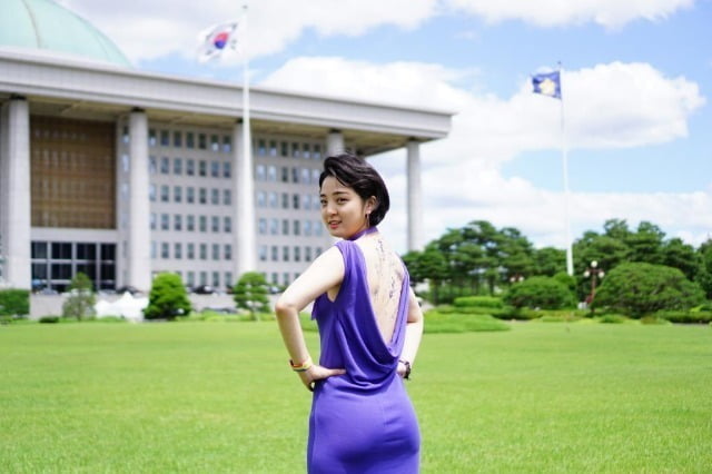 2021년 6월 16일 등이 드러나는 보라색 드레스를 입고 타투업법 제정 촉구한 류호정 정의당 의원 /사진=연합뉴스