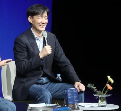 조국, '文·이낙연과 반명' 보도에 "소설 쓰는 분 많아"