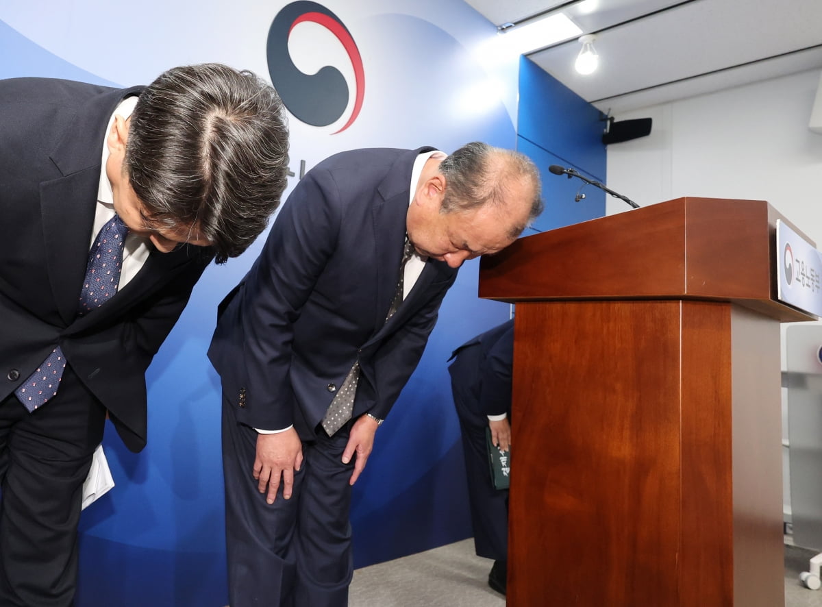 5월 23일 당시, '답안지 파쇄' 사건과 관련해 사과하고 있는 어수봉 한국산업인력공단 이사장./사진=연합뉴스