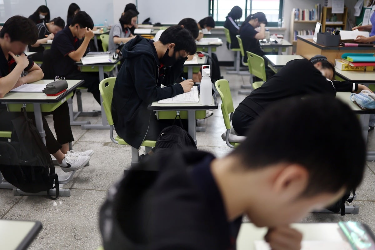 서울의 한 고등학교 3학년 교실에서 학생들이 공부를 하고 있다. 사진=연합뉴스