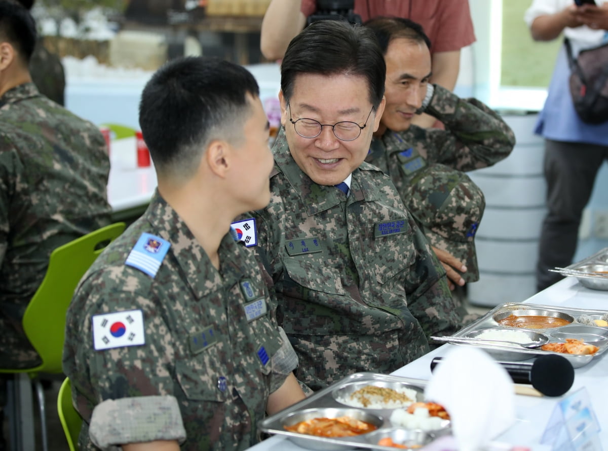 슬롯사이트 꽁머니 더불어민주당 대표가 23일 강릉산불 당시 진압 지원에 나섰던 공군 제18전투비행단을 방문, 점심 식사에 앞서 함박웃음을 짓고 있다. / 사진=연합뉴스