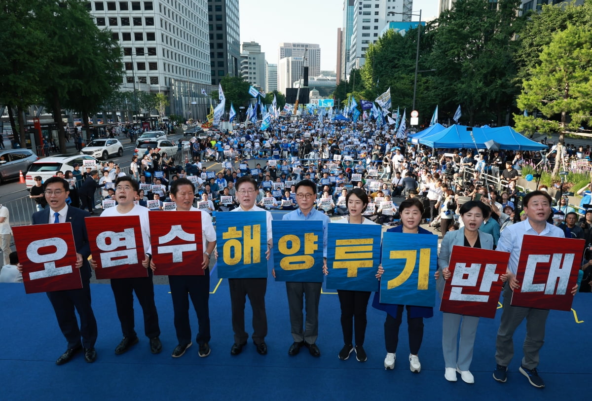 이재명 대표(왼쪽 네 번째부터)와 박광온 원내대표 등 더불어바카라 카지노당 지도부가 1일 오후 서울 중구 숭례문 일대에서 열린 '일본 후쿠시마 원전 오염수 해양투기 규탄 범국민대회'에서 손팻말을 든 채 무대에서 상징의식을 펼치고 있다. / 사진=연합뉴스