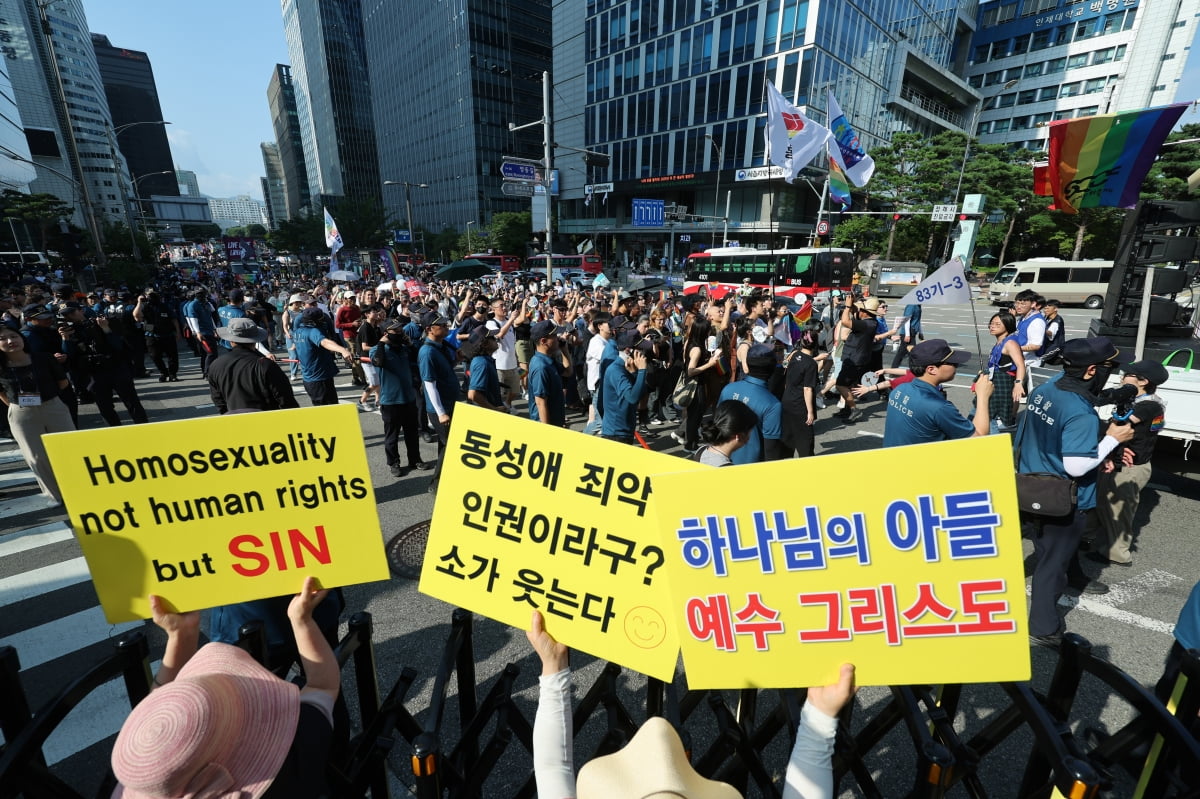 일 오후 서울 을지로 일대에서 행진하는 제24회 서울퀴어문화축제 참가자에게 종교인들이 동성애 반대의 목소리를 내고 있다. /사진=연합뉴스