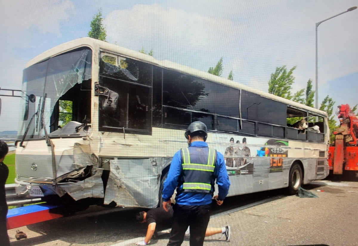 3일 오전 충남 논산시 채운면 천안논산고속도로 천안 방향 연무나들목(IC) 인근에서 논산 육군훈련소로 향하던 육군 소속 버스가 오른쪽으로 굽은 길을 돌다 옆으로 넘어져 버스에 탑승 중이던 훈련병 4명이 다쳤다./사진=연합뉴스