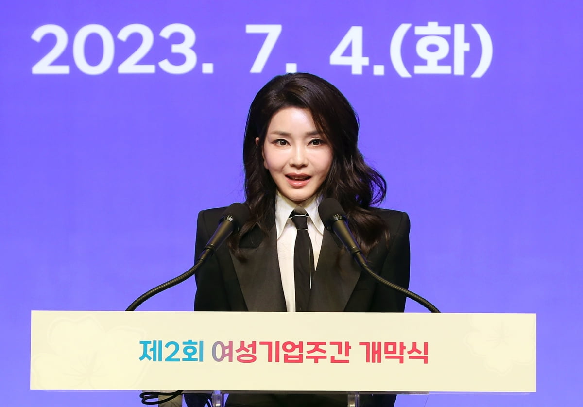 김건희 여사가 4일 서울 중구 신라호텔에서 열린 제2회 여성기업주간 개막식에서 축사하고 있다. / 사진=연합탠 카지노