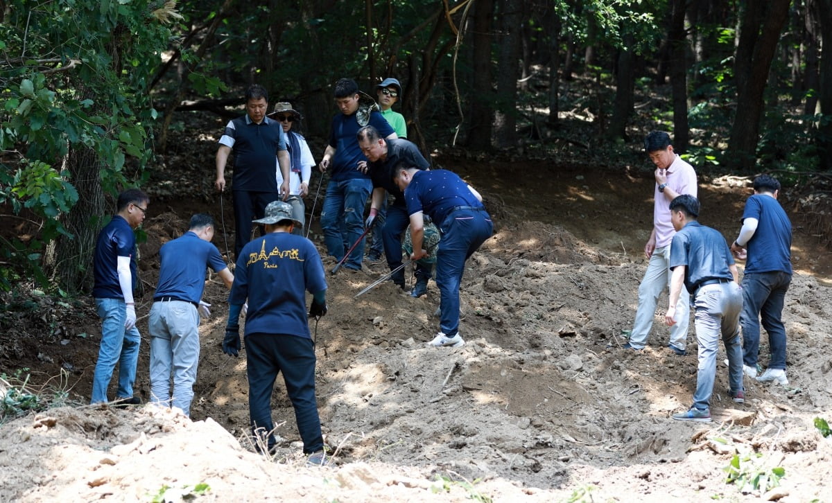 용인 출생 미신고 영아 사체 수색 중인 경찰. 사진=연합뉴스