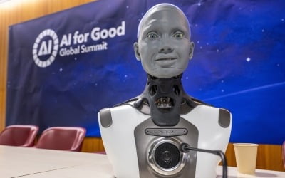 "제작자에 반항할 거냐" 기자 질문에…인간 째려본 AI 로봇