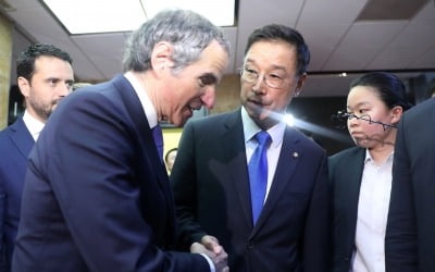 [속보] IAEA 사무총장 "수십년 후쿠시마 상주하며 안전 점검하겠다"