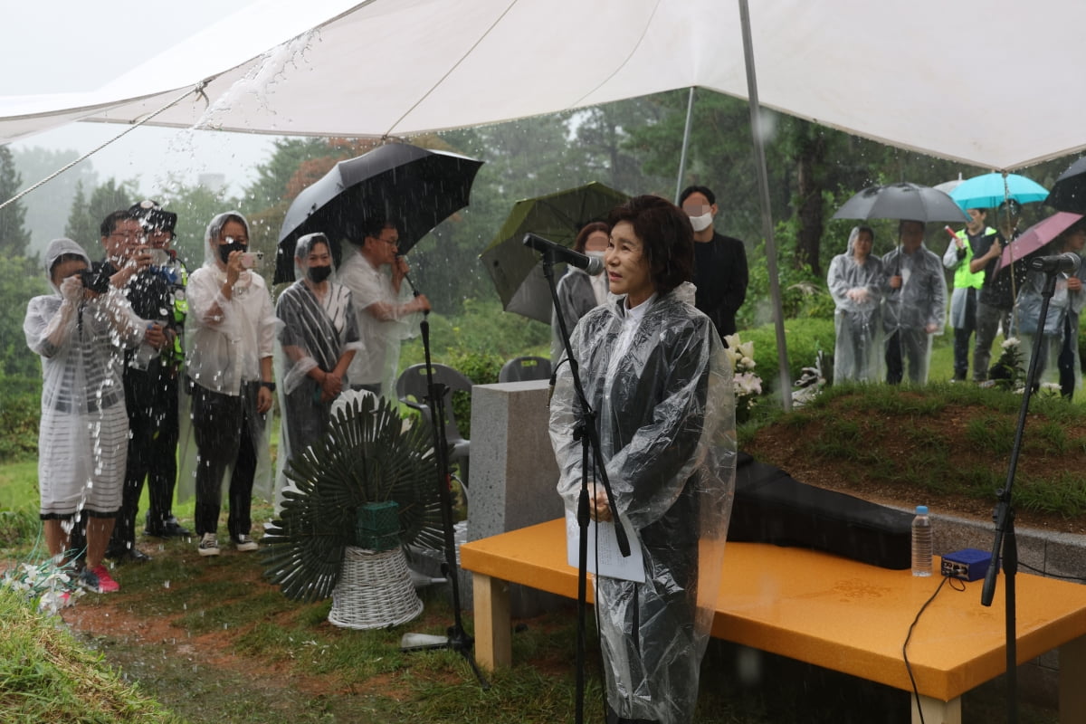 9일 경기도 남양주시 모란공원에서 열린 고(故) 박원순 전 서울시장 추모제에서 고인의 부인 강난희 씨가 추모객들에게 인사말하고 있다./사진=연합뉴스