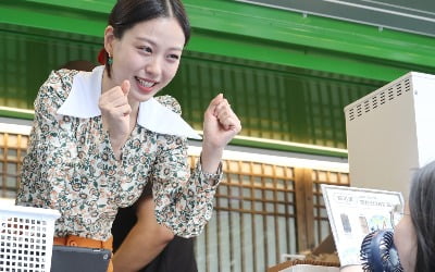 "커피 300잔 2시간 만에 동났다"…광화문에 뜬 女배우 정체