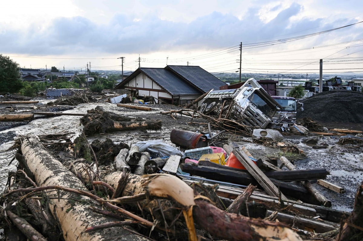 10일 일본 규슈 후쿠오카현 구루메시의 도로가 폭우 영향으로 초토화돼있다. / 사진=연합뉴스