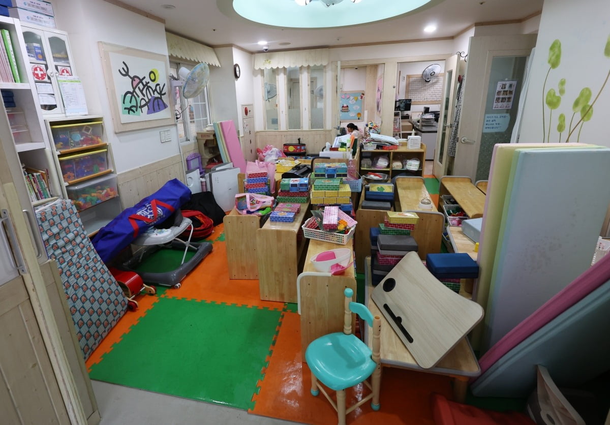 폭우가 쏟아진 11일 광주 북구 한 아파트 어린이집 천장이 일부 무너져 가구와 교구들이 안전한 곳으로 옮겨져 있다. /사진=연합뉴스